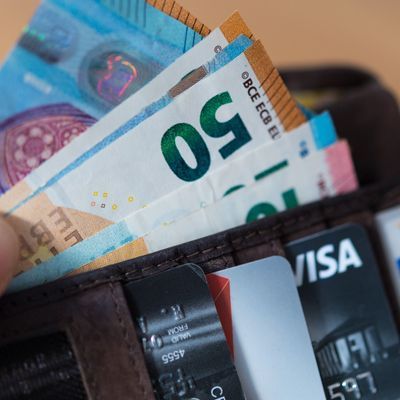 Symbolbild: Geldbörse mit zahlreichen Banknoten und Bankkarten.