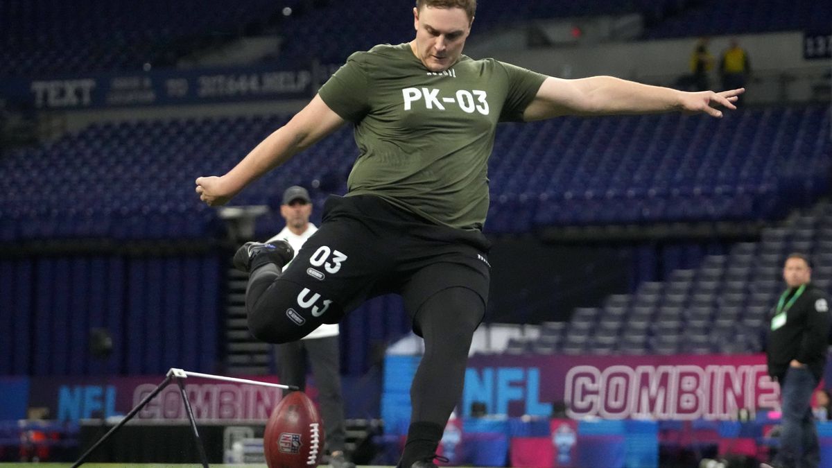NFL, American Football Herren, USA Combine Mar 3, 2024; Indianapolis, IN, USA; Missouri place kicker Harrison Mevis (PK03) during the 2024 NFL Combine at Lucas Oil Stadium. Indianapolis Lucas Oil S...
