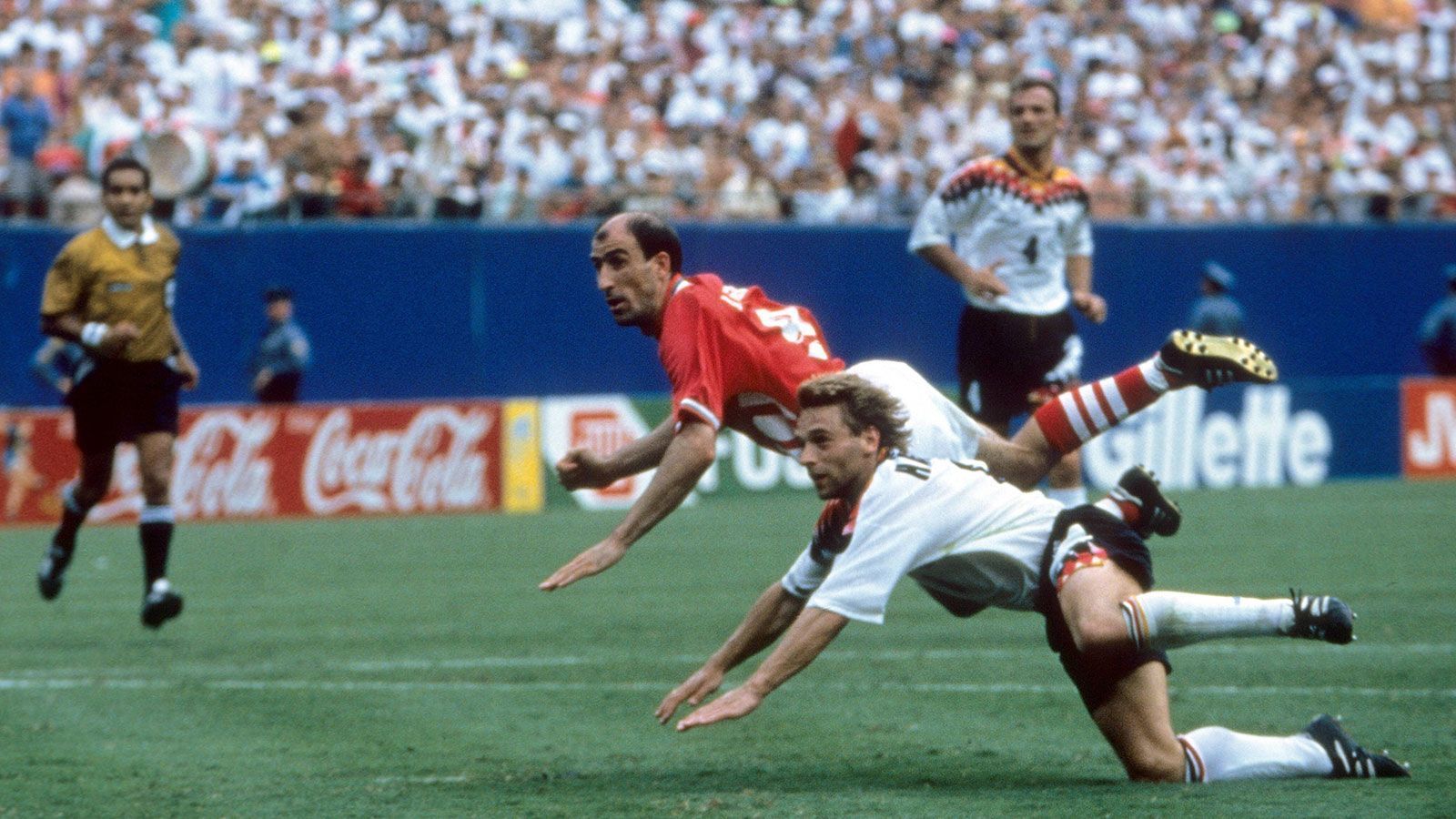 
                <strong>Jordan Letschkow (Bulgarien)</strong><br>
                WM 1994 in den USA: Als Spieler des Hamburger SV war Jordan Letschkow den deutschen Fußball-Fans schon vor der WM 94 ein Begriff. Im Viertelfinale wurde er dann für die DFB-Elf zum Albtraum. Beim Stand von 1:1 gewann der 1,78 m große Bulgare ein Kopfballduell gegen Thomas Häßler (1,66 m) und köpfte den Titelverteidiger damit vorzeitig aus dem Turnier. 
              