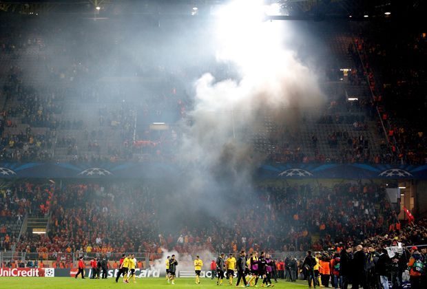 
                <strong>Rauch im Signal-Iduna-Park</strong><br>
                Es sollte ein friedlicher Champions League-Abend werden, doch spätestens in der zweiten Halbzeit war davon nicht mehr viel zu sehen. Fans aus dem Gästeblock von Galatasaray Istanbul zündeten Feuerwerkskörper, attackierten dabei nicht nur BVB-Fans. 
              