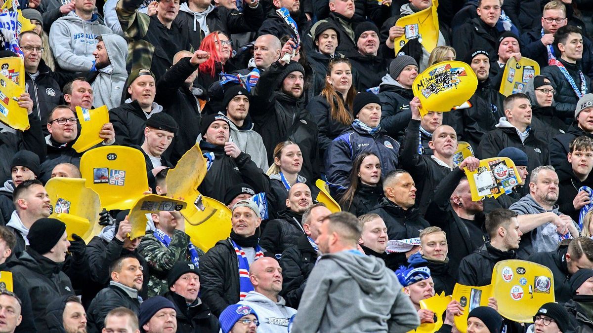 Die Anhänger von Hansa Rostock reißen die Sitzschalen aus der Verankerung, Fanblock, Chaoten, 16.03.2025, Aachen (Deutschland), Fussball, 3. Liga, Alemannia Aachen - F.C. Hansa Rostock, Fussball, 3...