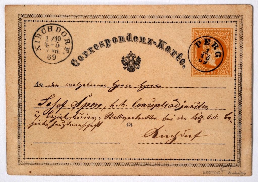 1869 machte sich die erste Postkarte der Welt auf den Weg von Perg nach Kirchdorf (beides in Österreich). Damals hieß die Postkarte noch Correspondenz-Karte.