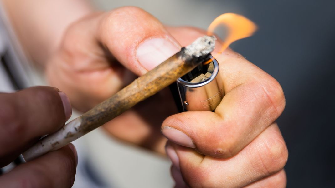 Die künftigen Regeln für den Besitz und Konsum von Cannabis werden weniger streng ausfallen als bisher geplant.