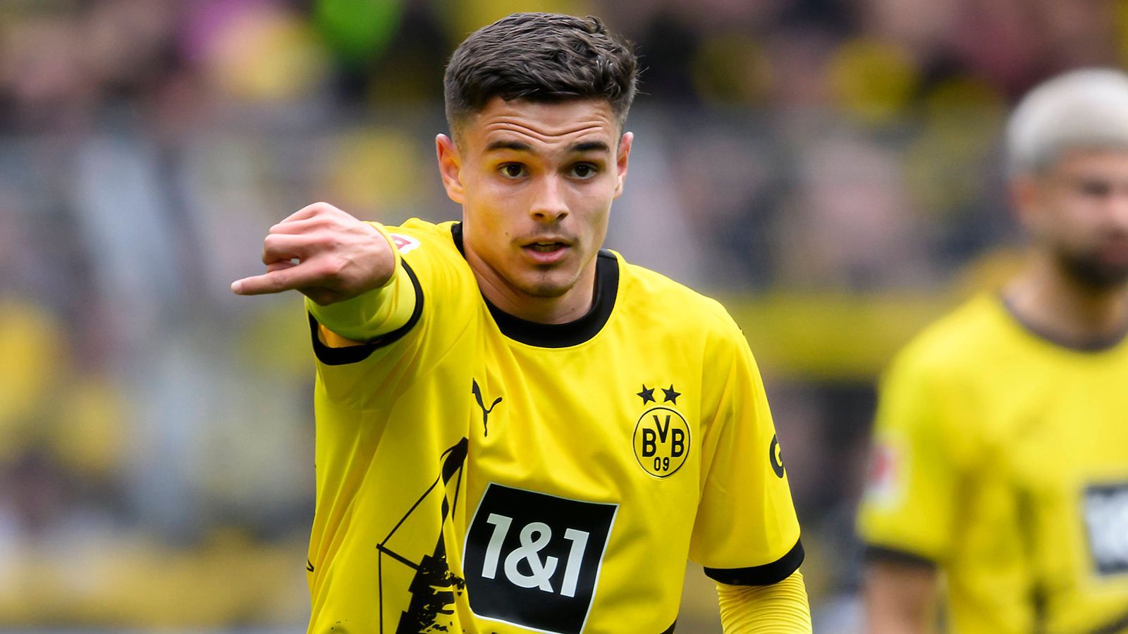 <strong>Kjell Wätjen</strong><br>Dann stellen wir Euch jetzt die richtigen Diamanten vor, die vor dem Durchbruch stehen. Wätjen verzückte beim Debüt die Fans, aber auch Marco Reus: "Er ist ein geiler Kicker, das war ein unfassbares Spiel von ihm." Coach Edin Terzic war so begeistert vom zentralen Mittelfeldmann, dass dieser nach seiner morgendlichen Abitur-Prüfung in Mathematik mit einem eigenen Flieger nach Paris nachreist, um abends im Champions League-Halbfinale zur Verfügung zu stehen.&nbsp;