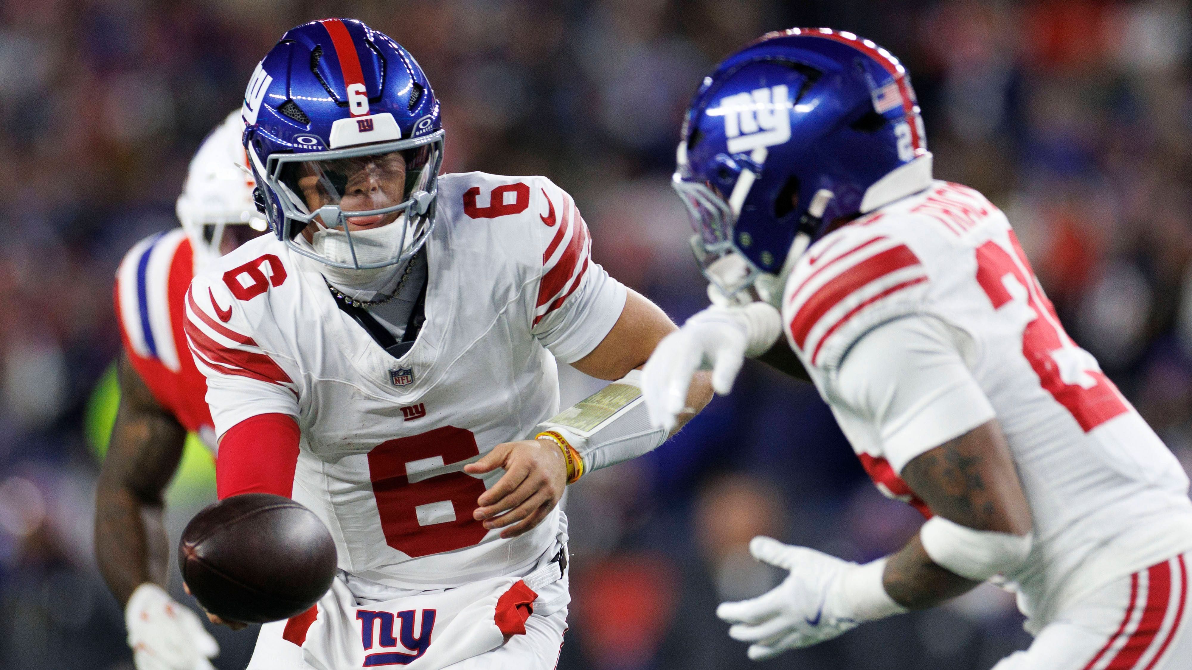 <strong>Platz 23: Jaxson Dart (New York Giants)</strong><br>Nach zwei Spielen Pause stieg Jaxson Dart wieder ins Geschehen ein und hatte gegen die New England Patriots einen Touchdown und keinen Turnover, eine gute Leistung war es jedoch trotzdem nicht. Mit dem Hit, den er gegen Linebacker Christian Elliss einsteckte, schadete er jedoch seinem Team und sich selbst.