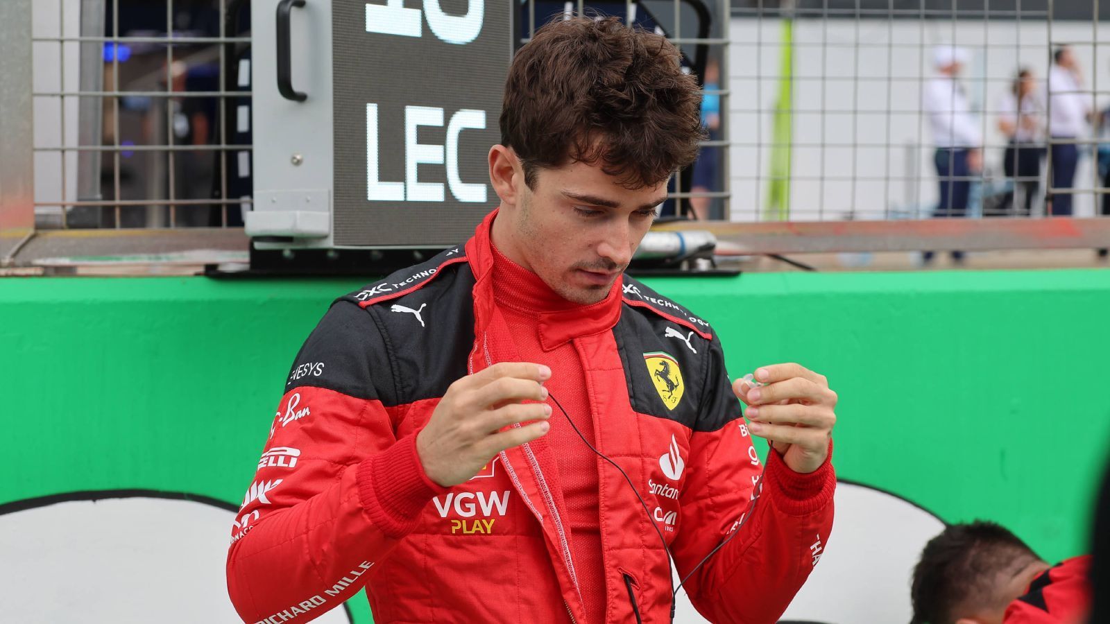
                <strong>Charles Leclerc (Scuderia Ferrari)</strong><br>
                Wir wollten es nicht, aber wir müssen es tun. Charles Leclerc war einst als großes Talent und neue Hoffnung zu Ferrari gekommen und fuhr in seiner ersten Saison Sebastian Vettel davon. Abgesehen von der Anfangsphase der Saison 2022 ist die Zeit von Leclerc bei Ferrari allerdings von Pleiten, Pech und Pannen geprägt.
              