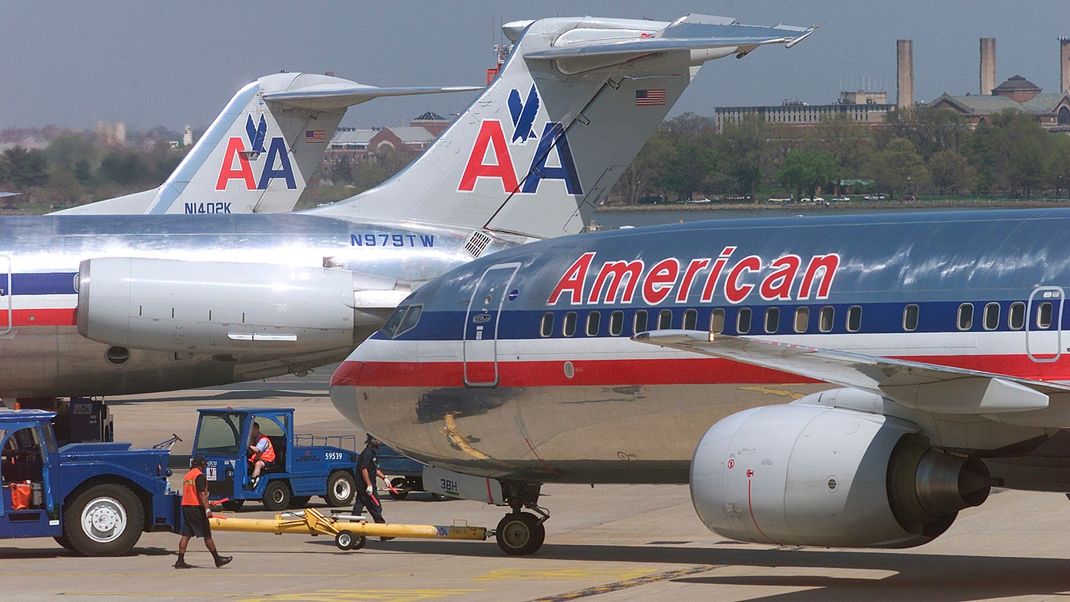 Während eines American Airlines Fluges soll ein Mädchen heimlich auf der Toilette gefilmt worden sein.
