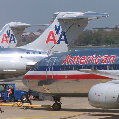 Während eines American Airlines Fluges soll ein Mädchen heimlich auf der Toilette gefilmt worden sein.