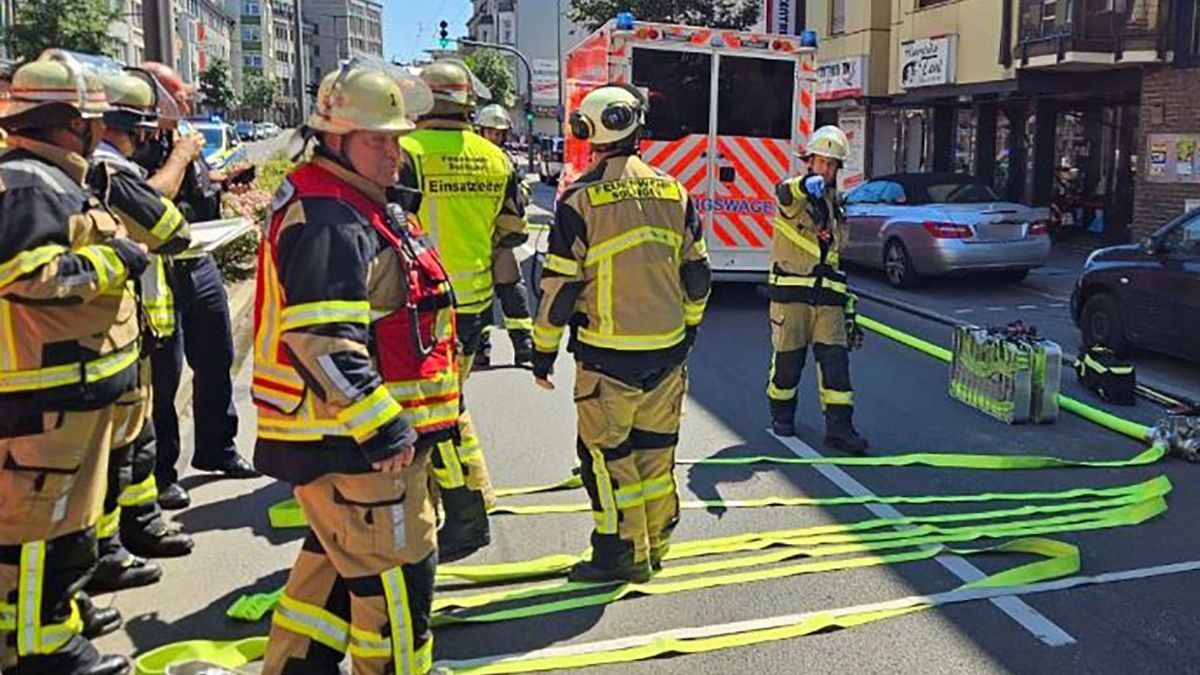 Rettungskräfte nach einer Explosion in Solingen
