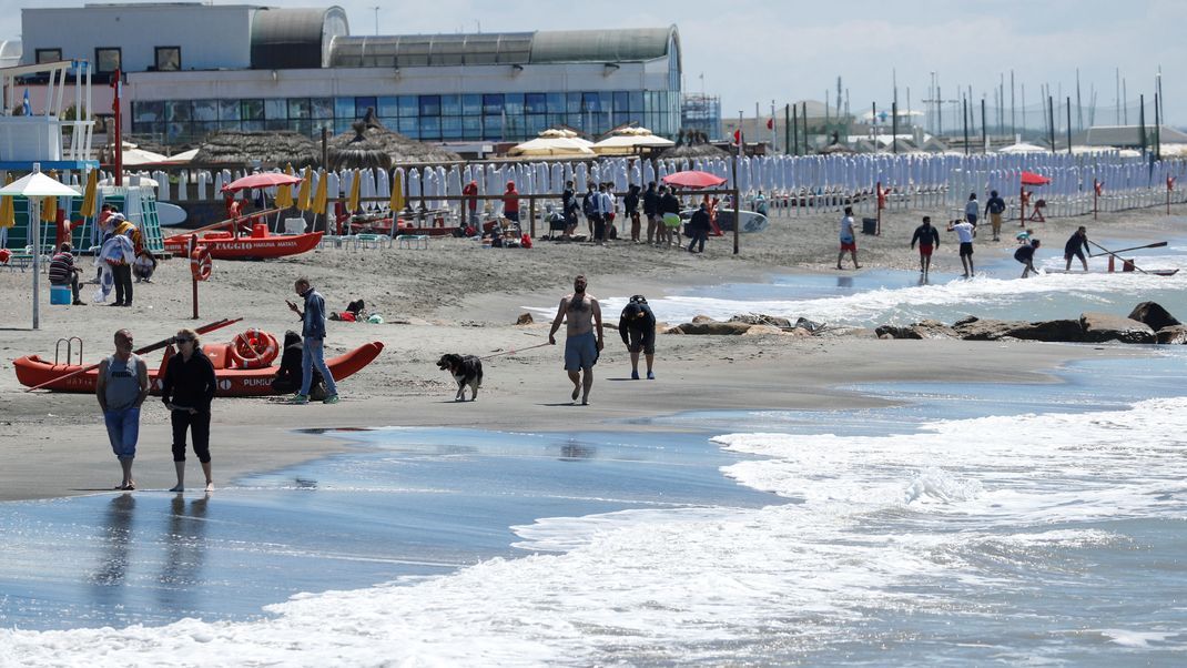 An den Strand von Lido di Ostia, einem Vorort Roms (Italien), lockte es in den vergangenen Tagen etliche Besucher:innen ans Meer. (Foto: Ostia im Mai 2021)&nbsp;