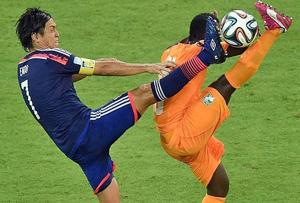 
                <strong>Elfenbeinküste vs. Japan (2:1) - die Beine hoch!</strong><br>
                Manch einer würde sich bei so einer Aktion etliche Bänder reißen, aber Yasuhito Endo und Didier Ya Konan haben sich vor dem Spiel anscheinend gut gedehnt.
              