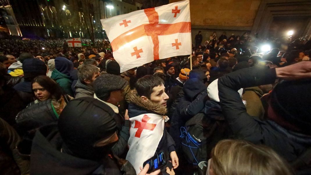 Proteste in Tiflis: Tausende fordern EU-Nähe und Neuwahlen