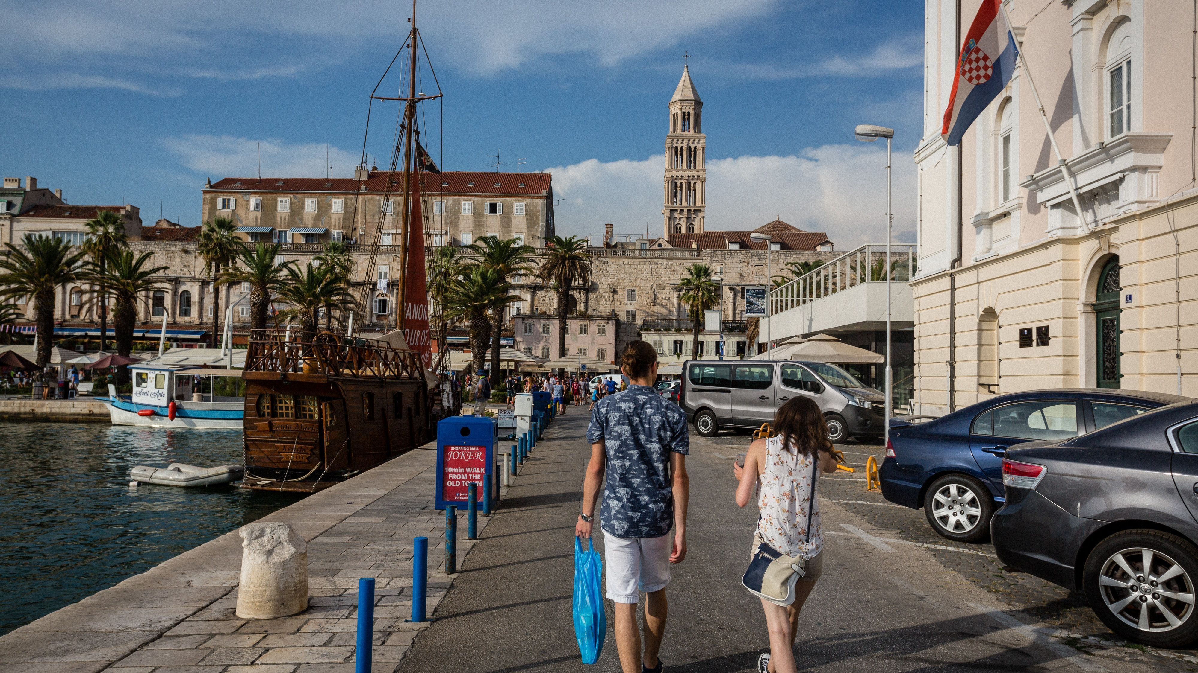  Zwei Touristen am Hafen in Split, Kroatien. Das Land ist dieses Jahr als Reiseziel im Trend.