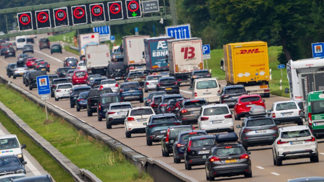 PKW und LKW stauen sich auf der Autobahnen A8 bei Holzkirchen.