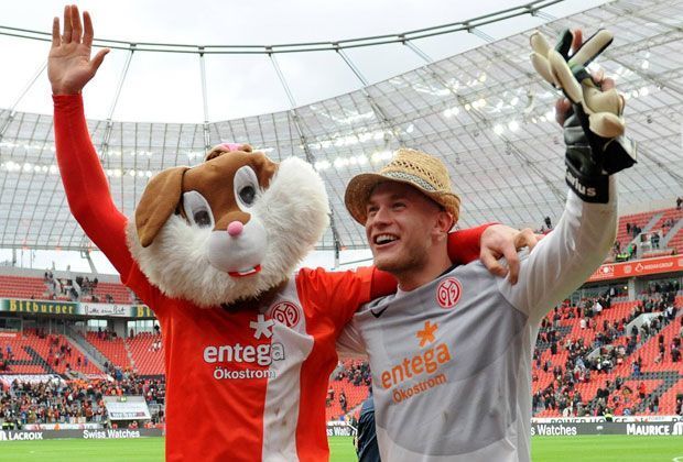 
                <strong>Alaaf, Aloha, Hellau - Fußballstars beim Karneval</strong><br>
                Auch in Mainz wird kräftig Karneval zelebriert. Keeper Loris Karius feiert gemeinsam mit dem neuen Maskottchen. 
              