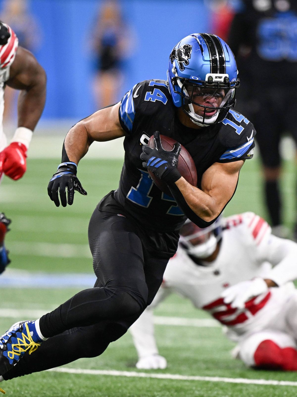 NFL, American Football Herren, USA New York Giants at Detroit Lions Nov 23, 2025 Detroit, Michigan, USA Detroit Lions wide receiver Amon-Ra St. Brown 14 runs with the ball 