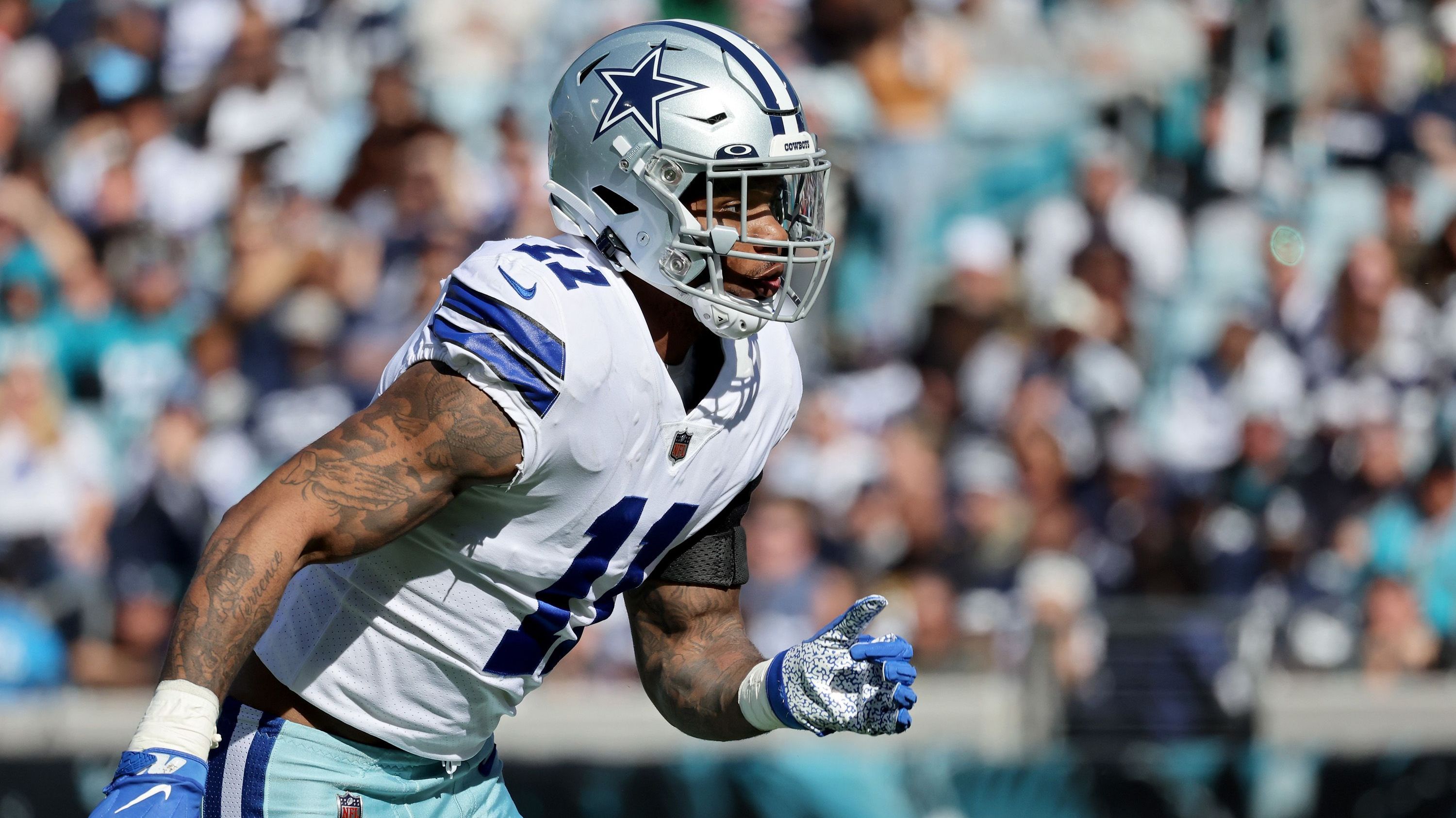 <strong>Micah Parsons</strong><br>An Position zwölf entschieden sich die Dallas Cowboys für Micah Parsons, der sich seitdem zu einem gefürchteten Pass Rusher entwickelt hat und zu einem essentiellen Teil der Defense wurde. Nach 13,5 Sacks in 2022 könnte sein Einfluss in der kommenden Saison noch dominanter ausfallen. In der Offseason schulte Parsons vom Linebacker zum Defensive End um, legte dazu einiges an Muskelmasse zu und wird damit für die Cowboys noch flexibler einsetzbar sein.