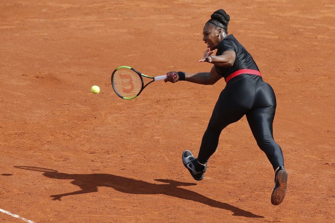 Serena Williams, eine der erfolgreichsten Tennisspielerinnen aller Zeiten, spielte 2018 - offenbar auch aus gesundheitlichen Gründen nach der Geburt ihres Kindes - in einem Catsuit. Dem französischen Tennisverband ging das Outfit der US-Amerikanerin zu weit. Williams nahm es mit Humor und spielte anschließend aus Trotz im Tutu.