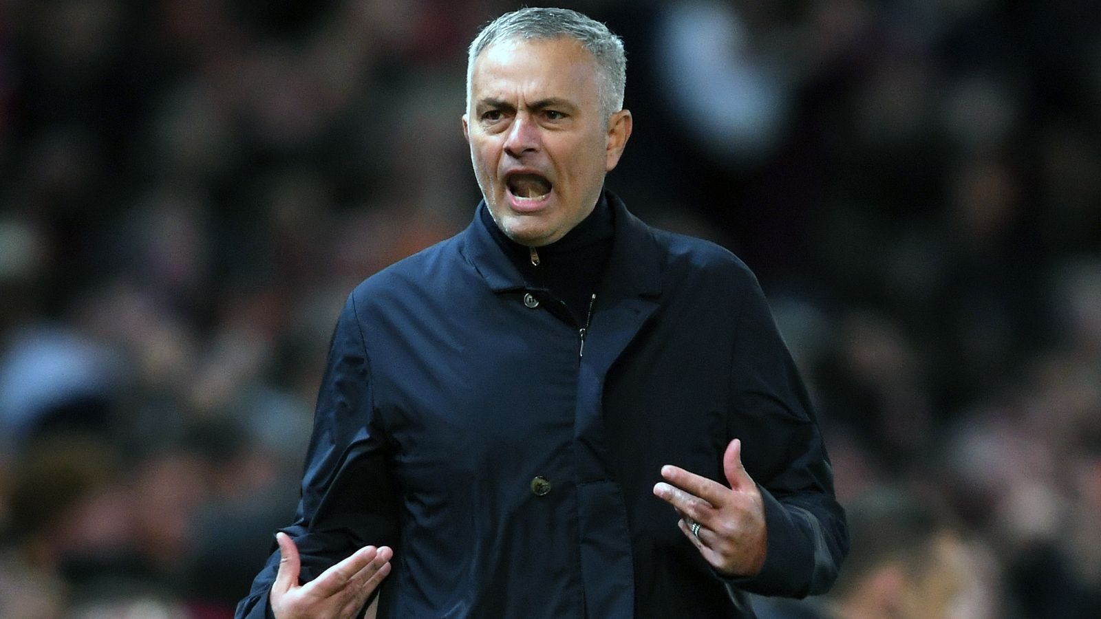 
                <strong>Jose Mourinho (Manchester United)</strong><br>
                Das wäre mal ein Comeback! Laut "El Pais" soll Real Madrid bei der Suche nach einem neuen Trainer an einen ehemaligen Coach der "Königlichen" denken: Jose Mourinho. Der 55-jährige Portugiese, aktuell mit eher durchschnittlichem Erfolg bei Manchester United auf der Bank, war schon zwischen 2010 und 2013 in der spanischen Hauptstadt und gilt nach der angeblichen Absage von Conte als Wunschkandidat von Real-Präsident Florentino Perez. Während seiner ersten Ära in Madrid verpflichtete "The Special One" unter anderem die späteren deutschen Weltmeister Mesut Özil und Sami Khedira und wurde in seinen drei Jahren je einmal Meister und Pokalsieger mit Real. Der internationale Erfolg blieb dem Portugiesen in Madrid jedoch verwehrt und am Ende überwarf sich der Exzentriker Mourinho dann auch noch mit Real-Ikonen wie Iker Casillas, wodurch sein Abgang quasi unumgänglich wurde.
              