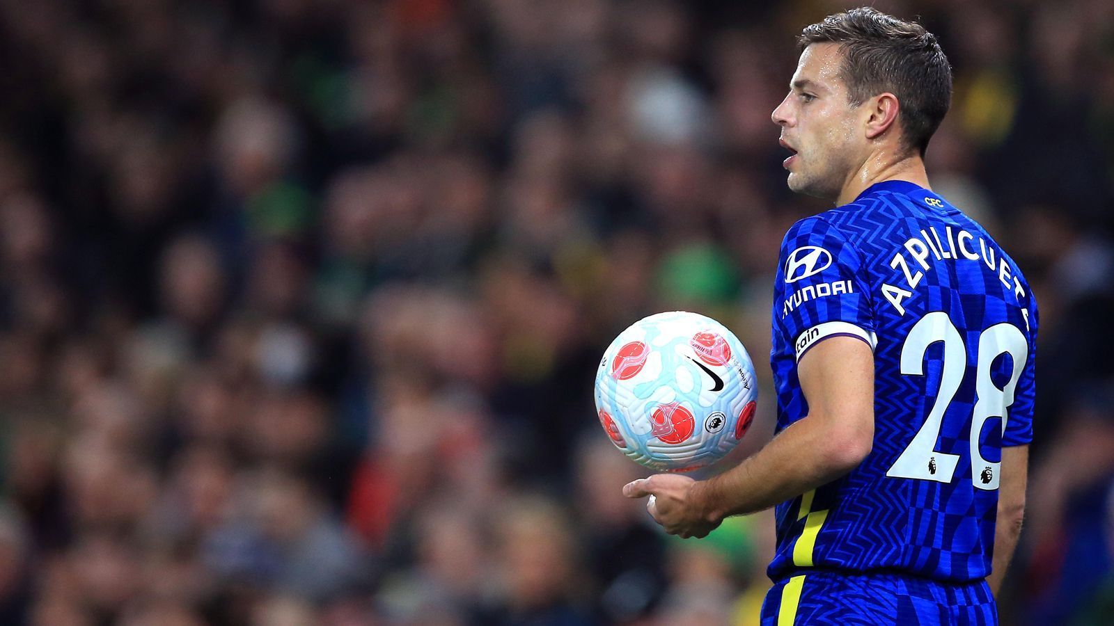 
                <strong>Cesar Azpilicueta</strong><br>
                Sollten die aktuell verhängen Sanktionen gegen Chelsea weiterhin so Bestand haben, droht das Ende einer Ära bei den "Blues". Der Vertrag von Kapitän Cesar Azpilicueta läuft ebenfalls mit Saisonende aus, dürfte der Klub mit dem Außenverteidiger nicht verlängern, würden sich die Wege zwischen dem Spanier und dem Londoner Premier-League-Klub nach zehn Jahren trennen. Der 32-jährige Azpilicueta gewann mit Chelsea seit 2012 unter anderem die Champions League, die FIFA-Klub-WM, zwei Mal die Europa League, ebenso zwei Mal den Premier-League-Titel sowie ein Mal den FA Cup.
              