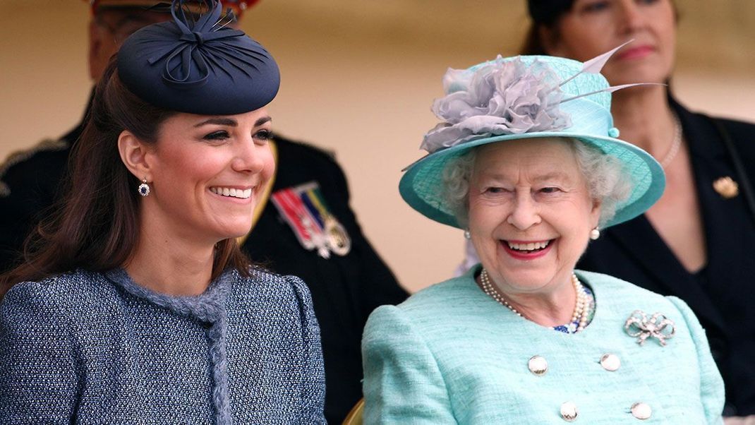 Kein Scherz, es gibt eine Regel zur Kinn-Haltung, die für die royalen Frauen gilt. Auch Herzogin Kate und Queen Elizabeth müssen sich daran halten. 