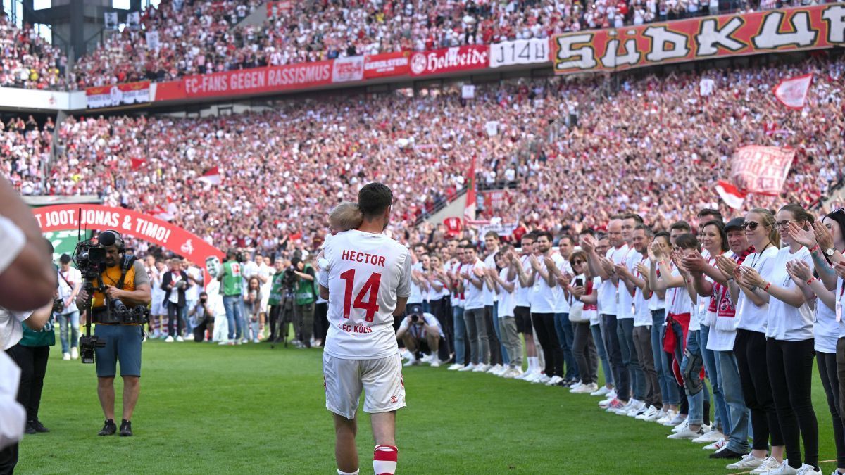 
                <strong>Abschied der Saison: Jonas Hector (1. FC Köln)</strong><br>
                An seinem 33. Geburtstag beendete der frühere Nationalspieler Jonas Hector seine Karriere, seit 2010 spielte er für Köln - und selbst die frisch gekürten Meister von Bayern München unterbrachen ihre Feierlichkeiten und standen Spalier. Die Fans feierten Hector mit Choreografien, Gesängen und Sprechchören - vor dem Anstoß flog ein Kleinflugzeug mit einem Hector-Banner übers Stadion.
              