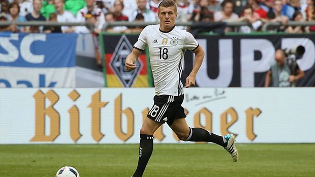 
                <strong>Toni Kroos</strong><br>
                Toni Kroos: Leitete das Spiel gewohnt souverän, hatte in Halbzeit eins die meisten Ballkontakte. Auch im zweiten Durchgang war er der Chef auf dem Platz, ohne dabei besonders herauszustechen. ran-Note: 2.
              