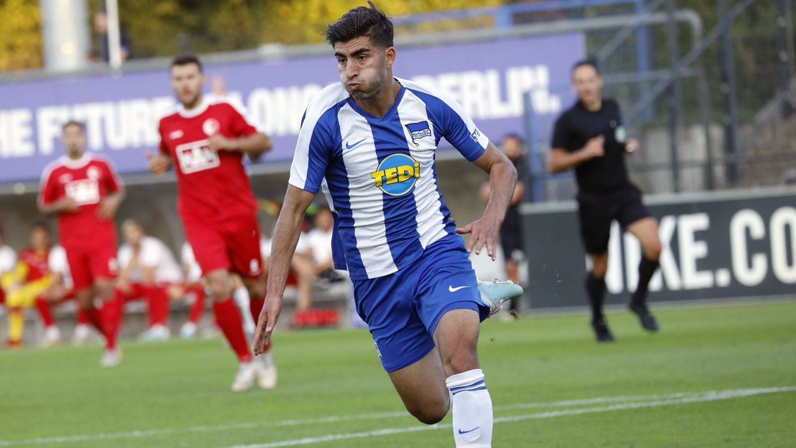 
                <strong>Muhammed Kiprit</strong><br>
                Der türkische U21-Nationalspieler Muhammed Kiprit ist Herthas Torjäger in der Regionalliga Nordost. Dort traf der 20 Jahre alte, gebürtige Berliner immerhin 13 Mal bei 16 Einsätzen. Im Profikader der "Alten Dame" spielt das Talent dennoch keine Rolle. In der Rückrunde der Vorsaison war das Talent deshalb auch schon nach Österreich verliehen, stieg dort aber ohne große Einsatzzeiten mit Wacker Innsbruck aus der Bundesliga ab (fünf Spiele, kein Tor). Nach der Hertha-Rückkehr sammelt Kiprit wieder nur in der vierthöchsten Leistungsklasse Spielminuten. Daher könnte das Eigengewächs trotz Vertrages bis 2021 bald andernorts sein Glück versuchen.
              