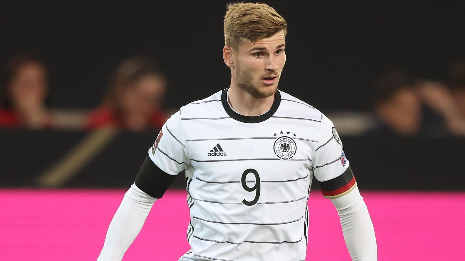 
                <strong>Timo Werner</strong><br>
                Der Mittelstürmer ist viel unterwegs, bietet sich immer wieder für Zuspiele an. Seine Chance zu Beginn der 2. Halbzeit vergibt er allerdings kläglich. Auch im weiteren Spielverlauf fehlt ihm jegliches Glück im Abschluss. Er belohnt sich erst in der letzten Spielminute mit dem 4:0. ran-Note: 3
              