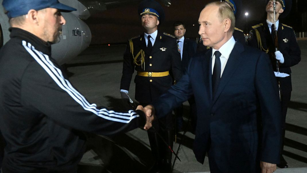Präsident Wladimir Putin (r) begrüßt den vom Westen freigelassenen russischen Gefangenen Wadim Krassikow