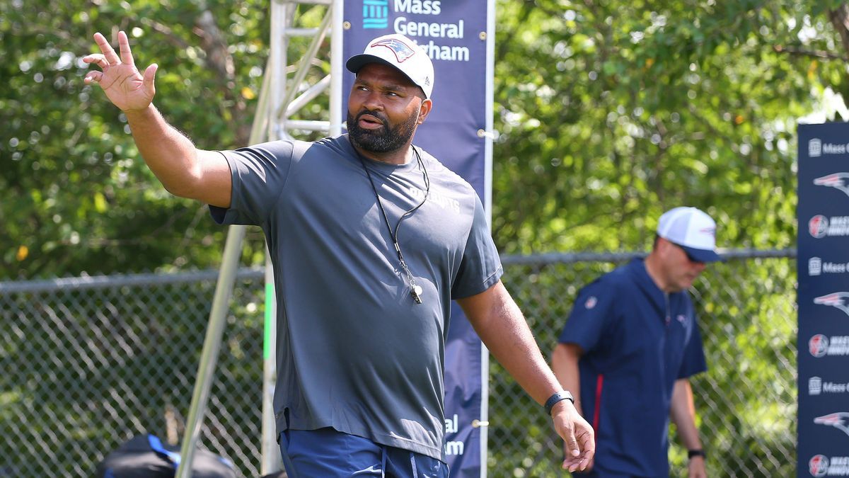 July 28, 2024; Foxborough, MA, USA; New England Patriots head coach Jerod Mayo waves while taking the field prior to Patriots training camp at Gillette Stadium. CSM Foxborough United States - ZUMAc...