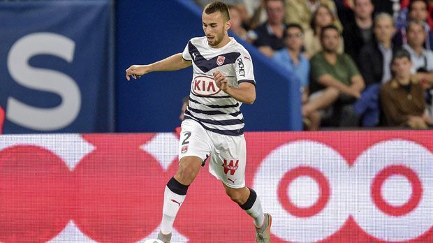 
                <strong>Milan Gajic (Girondins Bordeaux)</strong><br>
                Milan Gajic: Noch ein serbischer U20-Weltmeister! Der variabel einsetzbare Profi nutzt das Schaufenster U20-WM optimal und wechselt im Sommer 2015 zu Girondins Bordeaux. Der 19-Jährige kann auch Rechtsverteidiger spielen und hat dafür den besten Lehrmeister: seinen Trainer und Ex-Rechtsverteidiger Willy Sagnol.
              