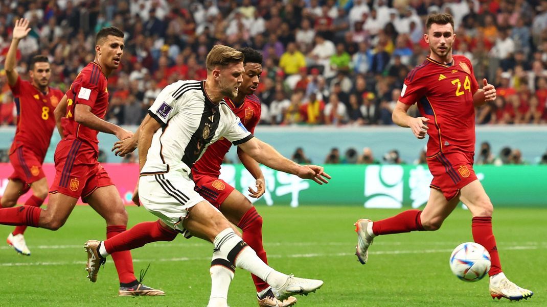 Deutschland spielt in der WM-Vorrunde Remis gegen Spanien.