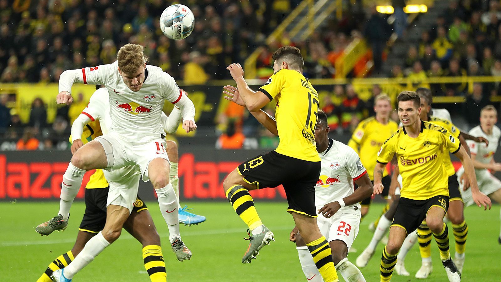 
                <strong>Bundesliga: Einzelkritik zu Borussia Dortmund gegen RB Leipzig</strong><br>
                Im Dortmunder Signal Iduna Park stieg das Spitzenspiel der Englischen Woche: Am 16. Spieltag bekam es Borussia Dortmund mit Tabellenführer RB Leipzig zu tun und kam nach einer 2:0-Pausenführung nur zu einem 3:3. ran.de benotet die Spieler beider Teams.
              