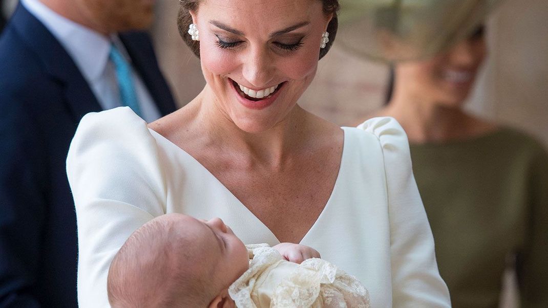 Herzogin Kate mit ihrem jüngsten Kind Prinz Louis im Arm. Sie und Prinz William haben zwei weitere Kinder: Prinz George und Prinzessin Charlotte.