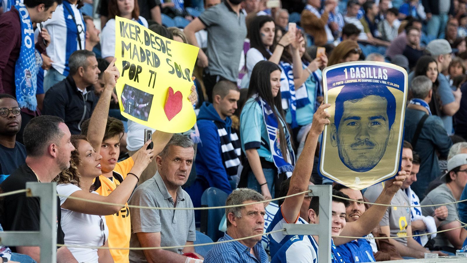 
                <strong>Nach Herzinfarkt: Porto solidarisiert sich mit Keeper Iker Casillas</strong><br>
                Einige Fans wollte auch noch mit persönlichen Transparenten ihrer Solidarität mit Casillas Ausdruck verleihen. 
              