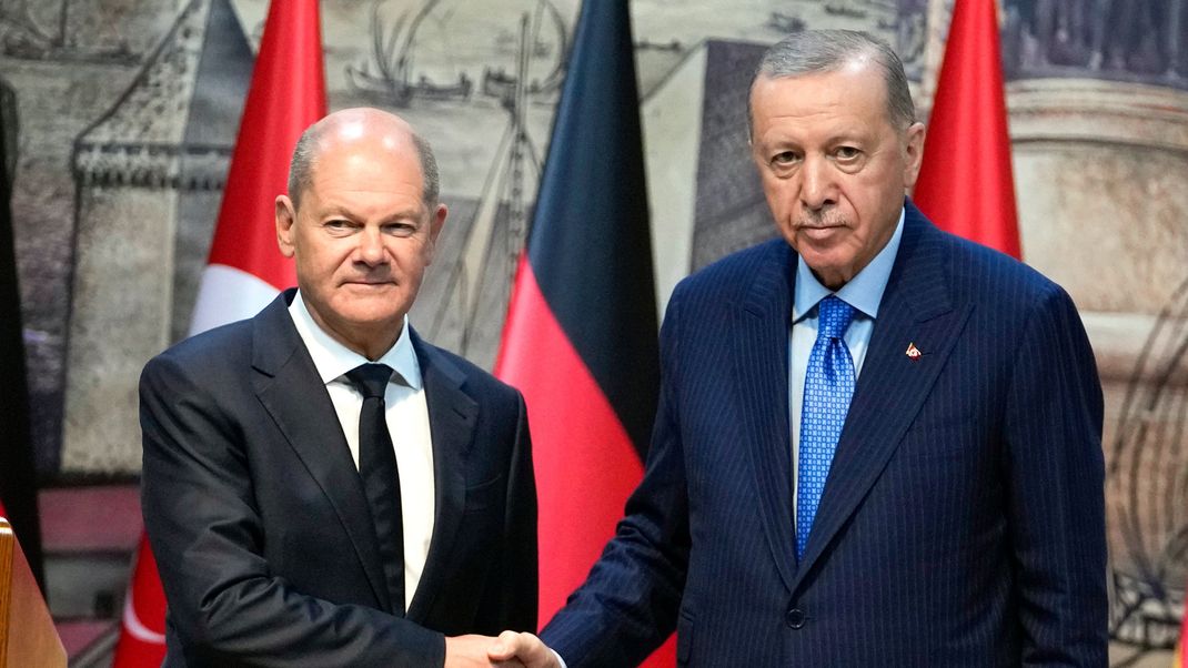 Bundeskanzler Olaf Scholz (l) und Recep Tayyip Erdogan, Präsident der Türkei, geben sich nach einer Pressekonferenz die Hand.