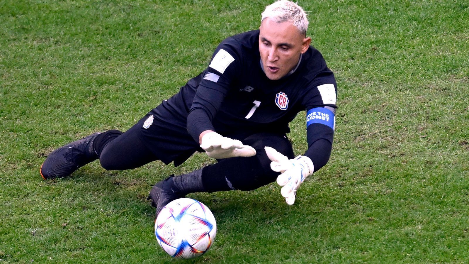 
                <strong>Tor: Keylor Navas</strong><br>
                Der Torwart ist der Star im Team von Costa Rica. Der mittlerweile 35 Jahre alte PSG-Keeper spielte von 2014 bis 2019 bei Real Madrid und gewann dreimal die Champions League. Der 1,85 Meter große Navas ist nach wie vor ein starker Rückhalt von "Los Ticos". Im Achtelfinale der WM 2014 parierte er im Elfmeterschießen gegen Griechenland einen Strafstoß und hatte somit großen Anteil am Viertelfinaleinzug Costa Ricas – dem bisher größten Erfolg des Landes.
              