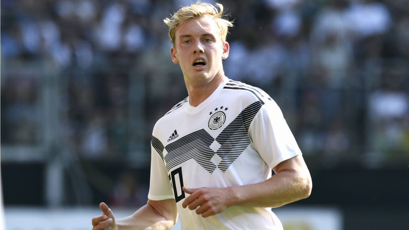 
                <strong>Julian Brandt (23) </strong><br>
                Der Neuzugang des BVB schaffte es durch seine Leistungen ebenfalls direkt ins Team von Jogi Löw. Kurz vor seinem zwanzigsten Geburtstag absolvierte Brandt sein letztes von acht Länderspielen für die U21. Seither folgten ausschließlich Nominierungen für das A-Team, wo er bislang 25 Spiele (2Tore) absolvierte.
              