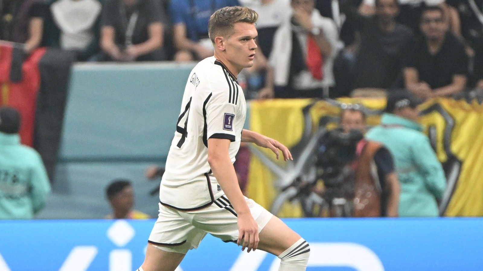 
                <strong>Matthias Ginter (SC Freiburg)</strong><br>
                Bei der WM in Katar kam der "Nationalspieler des Jahres 2019" lediglich zehn Minuten zum Einsatz, nun will er wieder beim DFB angreifen. Beim SC Freiburg ist der Abwehrspieler ein wahrer Dauerbrenner - nicht eine Bundesliga-Minute verpasste der 29-Jährige in dieser Saison. Das Ausscheiden aus der Europa League nach zuletzt zwei Pleiten gegen Juventus Turin dürfte er verkraftet haben, nun will er gemeinsam mit seinen Kollegen wieder die Liebe der deutschen Fans gewinnen. Formbarometer: Konstant gut
              