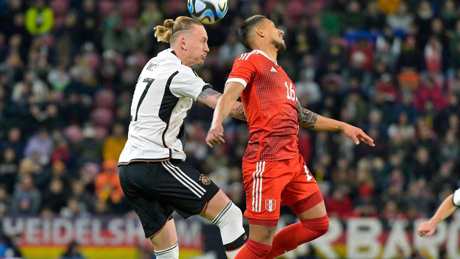 
                <strong>Marius Wolf</strong><br>
                Einziger Debütant in der Startelf. Die Nerven spielen ihm zu Beginn einen Streich, sein völlig unbedrängter Fehlpass bleibt aber ohne Folgen (3.) - dann stabiler. Mit dem ersten deutschen Abschluss (10.) und tollem Tiefenlauf samt klugem Querpass (20.). Sein erster Assist im Nationaltrikot (33.) ist die logische Folge einer starken ersten Halbzeit. Nach der Pause unauffälliger, aber fehlerfrei. ran-Note: 2
              