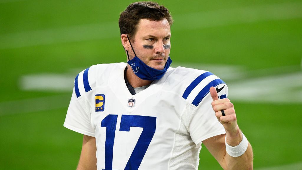 
                <strong>Indianapolis Colts</strong><br>
                Im Gegensatz zu den bisher genannten Teams ist die Situation bei den Indianapolis Colts bestens. 10-4 lautet die Bilanz des ehemaligen Teams von ran-Experte Björn Werner, der Weg in die Playoffs ist nahezu geebnet. Jedoch weiß noch niemand, wer nächste Saison Quarterback der Colts sein wird. Philip Rivers (im Bild) macht derzeit einen guten Job, jedoch ragte er selten wirklich heraus und wird nach der Saison Free Agent. Backup ist Jacoby Brissett, jedoch sind seine Chancen auf den Starter-Job äußerst gering. Mit einem voraussichtlichen Cap Space von fast 60 Millionen US-Dollar stehen wie in New England auch bei den Colts die Türen in alle Richtungen offen, auch wenn das Team von Frank Reich beim Draft wohl erst in den 20ern wird picken können.
              