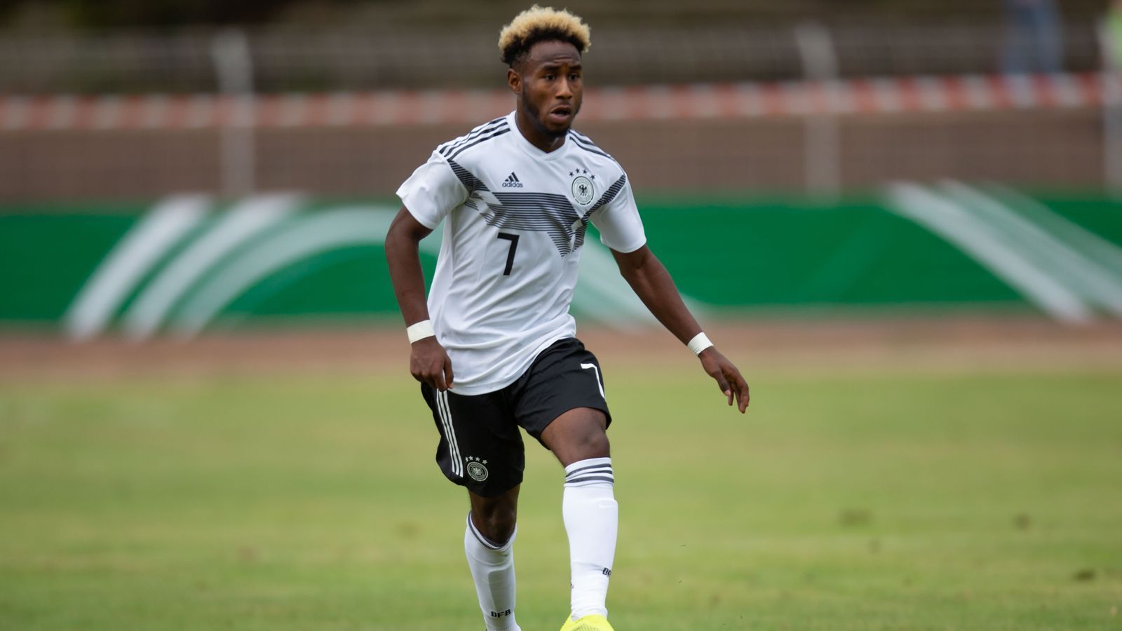 
                <strong>John Yeboah Zamora (Linksaußen, VVV Venlo)</strong><br>
                Alter: 19Spiele in der U20: -Spiele für 1. Mannschaft des Vereins: - (Leihgabe des VfL Wolfsburg, dort 3 Profieinsätze)
              