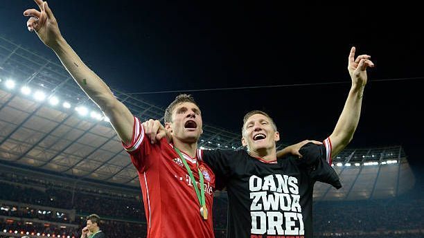 <strong>1. Triple für den FC Bayern (01.06.2013)</strong><br>Durch den 3:2-Sieg im Pokal-Finale gegen den VfB Stuttgart krönt sich der FC Bayern zum Triple-Sieger. Nach der Meisterschaft und dem Champions-League-Titel darf Müller in der Saison auch den dritten großen Titel in die Luft strecken. Dabei gelingt ihm das 1:0 per Elfmeter - das zwischenzeitliche 3:0 von Gomez legt der Mann mit der 25 zudem auf.