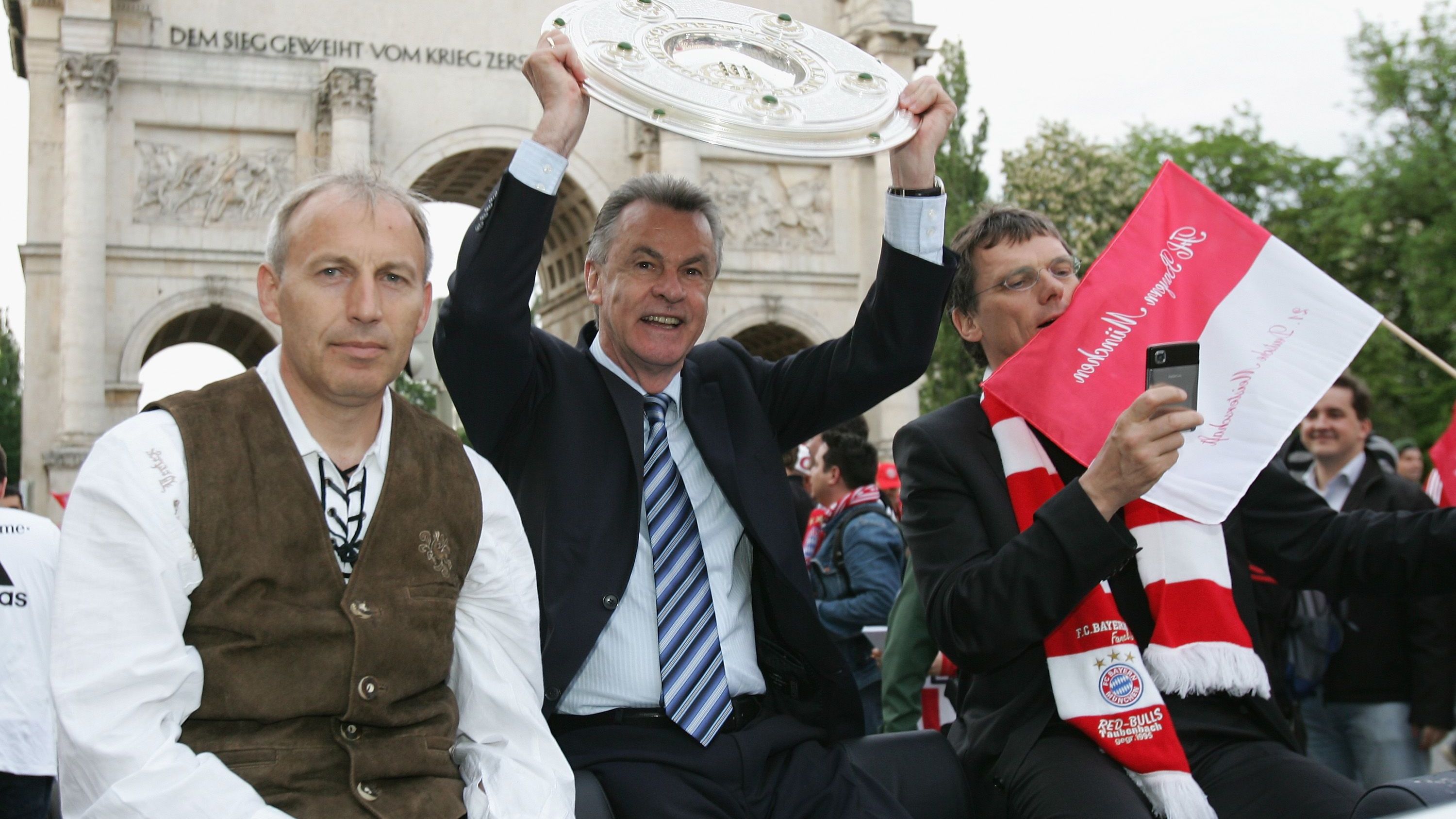 <strong>Ottmar Hitzfeld 516 Tage (31.1.2007 - 30.6.2008)</strong><br>Hitzfeld übernahm erneut. Die Saison konnte zwar auch der Erfolgstrainer nicht mehr retten, dafür gewannen die Bayern im Jahr darauf standesgemäß erneut das Double. Danach verabschiedete sich Hitzfeld für immer von den Bayern.