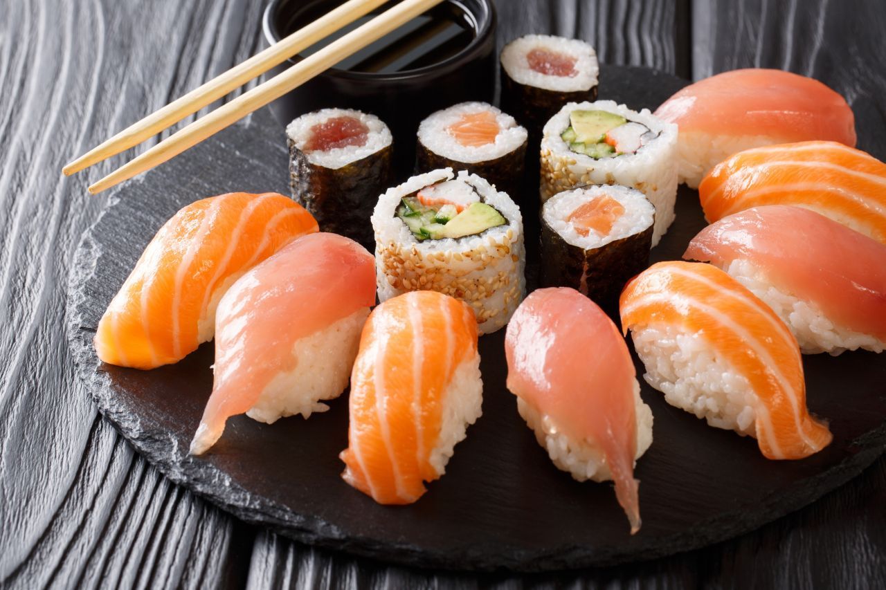 Sushi ist ein japanisches Gericht mit rohem Fisch.