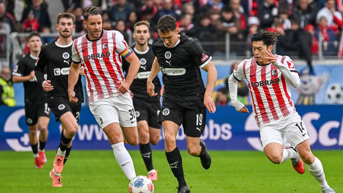 Martijn Kaars (FC St. Pauli, 19) am Ball und im Laufduell mit Christian Guenter (SC Freiburg, 30), Yuito Suzuki (SC Freiburg, 14) GER, SC Freiburg - FC St. Pauli, Fussball, Bundesliga, 10. Spieltag...