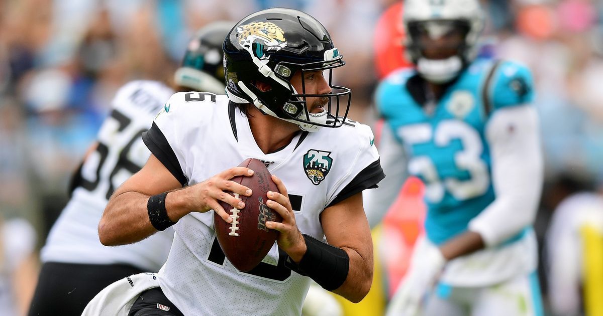 
                <strong>QB: Gardner Minshew (vs. New Orleans Saints)</strong><br>
                Mit 374 Passing-, 42 Rushing-Yards und zwei Touchdowns im vergangenen Spiel bei den Panthers fliegt Gardner Minshew nicht mehr wirklich unter dem Radar der Fantasy-Spieler. Trotzdem ist der Rookie der Jacksonville Jaguars natürlich noch nicht so beliebt wie ein Russell Wilson, Aaron Rodgers oder Patrick Mahomes. In dieser Woche solltet ihr Minshew aber eine Chance geben: Die New Orleans Saints haben im Fantasy Manager bislang die zweitmeisten Punkte gegen Quarterbacks zugelassen.
              