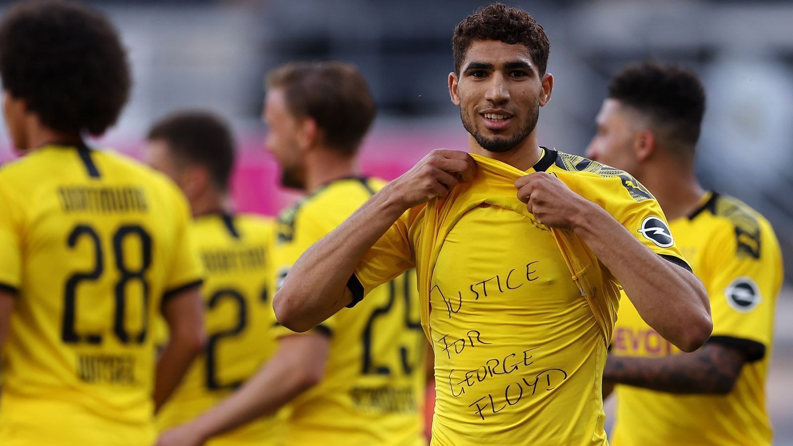 
                <strong>Achraf Hakimi (Borussia Dortmund)</strong><br>
                Achraf Hakimi tat es seinem Teamkameraden gleich. Auch er trug auf seinem Shirt den Namen des Getöteten.
              