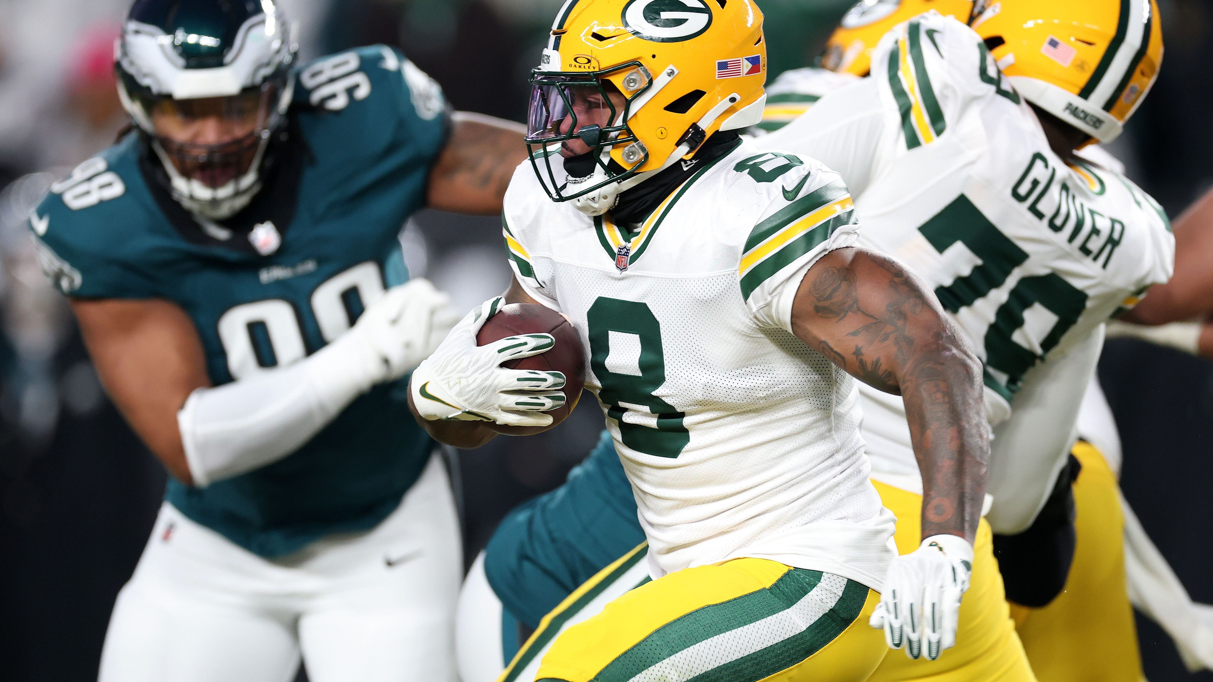 <strong>Green Bay Packers: Das Ende für den Tush Push?</strong><br>Von den Green Bay Packers wurde eine Regeländerung eingereicht, die den Tush Push verbieten würde. Laut dem Antrag der Packers würde jeder Spielzug mit einer 10-Yard-Strafe belegt werden, bei dem der Spieler hinter dem Snapper unmittelbar nach dem Snap von seinen Teamkollegen nach vorne geschoben oder angesprungen wird.